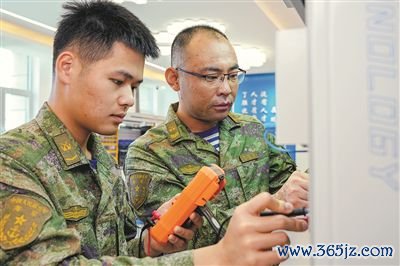 张庆山（右）和冯雪锋检测清楚参数。